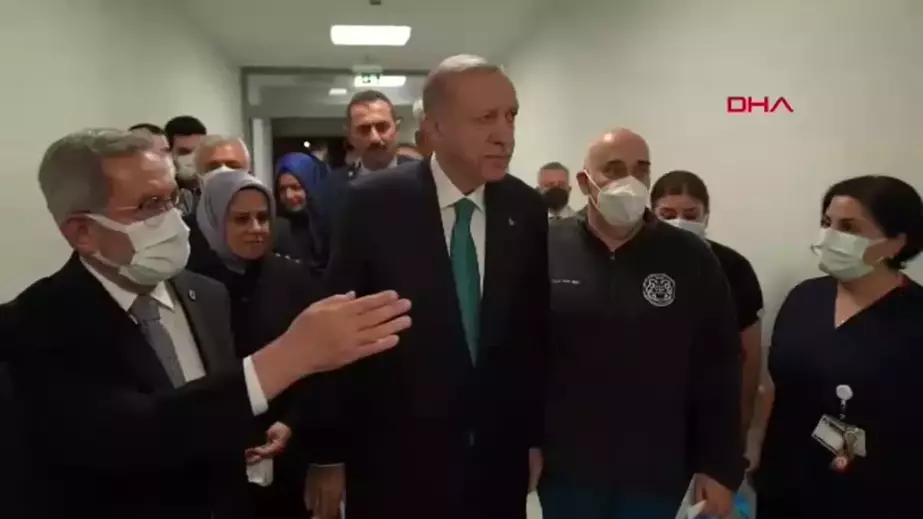 Cumhurbaşkanı Erdoğan trafik kazasında yaralanan AK Parti Ankara İl Gençlik Kolları Başkan Yardımcısı Ayşenur Gök'ü hastanede ziyaret etti