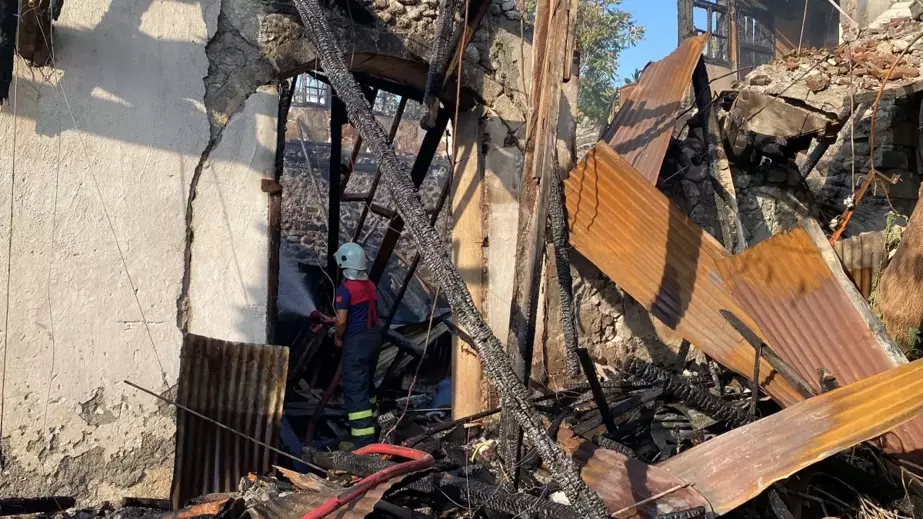 Osmaniye'de Tarihi Konağın Yangını: 3 İş Yeri ile Birlikte Kullanılamaz Hale Geldi