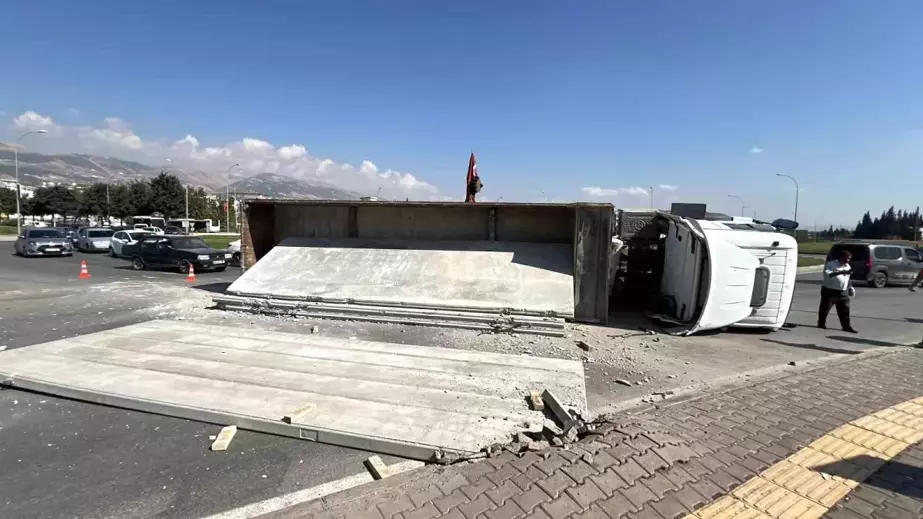 Kahramanmaraş'ta Tır Beton Bloklarla Yan Yattı, Yaralı Yok