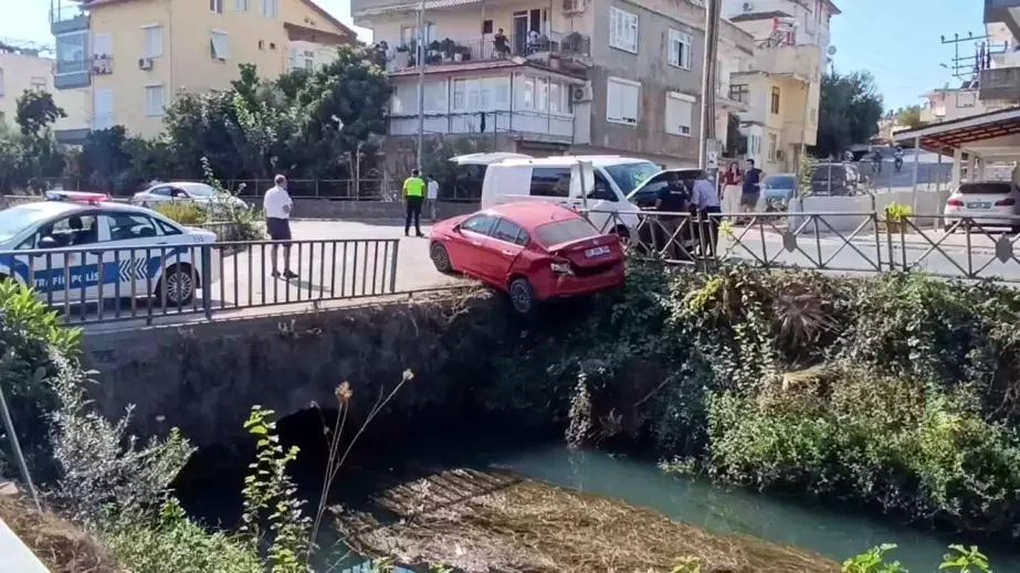 Antalya'da Trafik Kazası: Otomobil Sulama Kanalına Düşmekten Kurtuldu