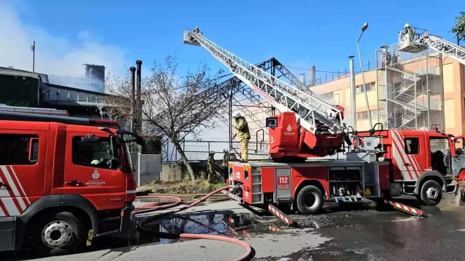 Gaziosmanpaşa'da Halı Saha Yangını İş Hanasına Sıçradı