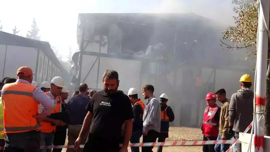 Kahramanmaraş'ta Deprem Konutlarındaki Yangın Paniğe Neden Oldu