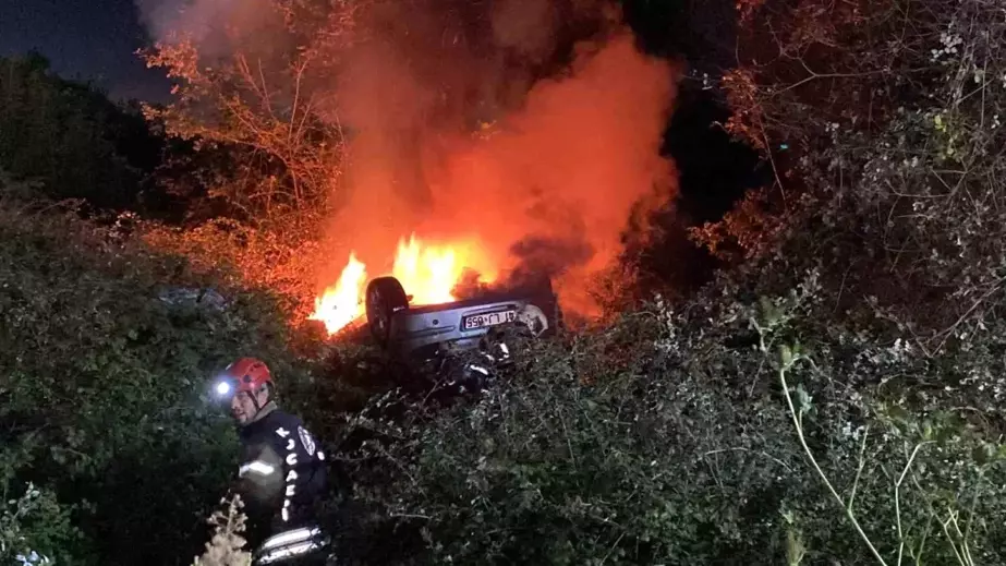 Kartepe'de Otomobil Devrildi, İki Kişi Yaralandı