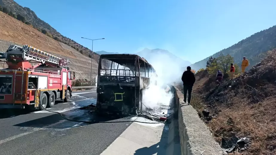 Niğde-Adana Otoyolu'nda Yolcu Otobüsünde Yangın Faciası Önlenildi