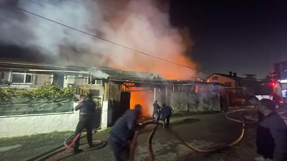 Bolu'da Yangın: 2 Katlı Ev Hasar Gördü