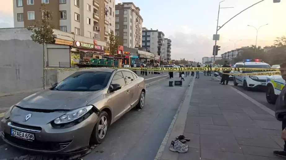 Gaziantep'te otomobil, kaldırımdaki yayaların arasına daldı: 1 ölü, 1 yaralı