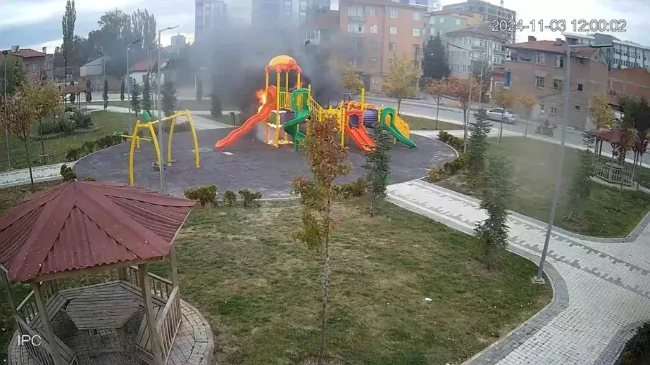 Çorum'da Çocuklar Oyun Parkını Yakıldı