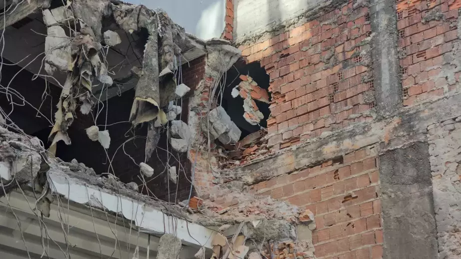 Zonguldak'ta Bina Yıkımı Sırasında İş Yerlerine Zarar Verildi