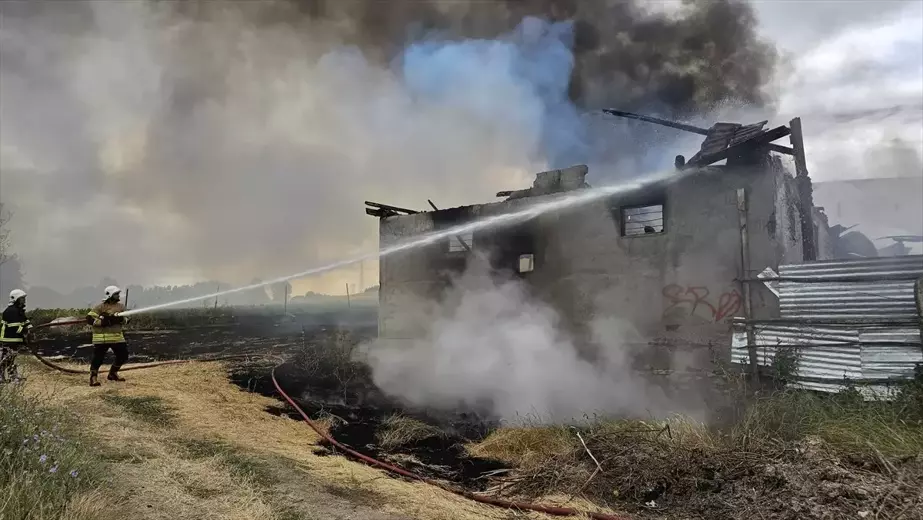 Tokat'ın Zile ilçesinde ev ve depo yangını: Bir itfaiyeci yaralandı