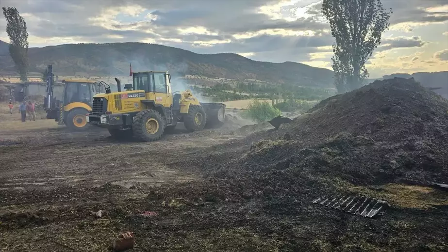 Sivas'ın Suşehri ilçesinde çıkan yangında 2 ahır ve 2 samanlık kullanılamaz hale geldi