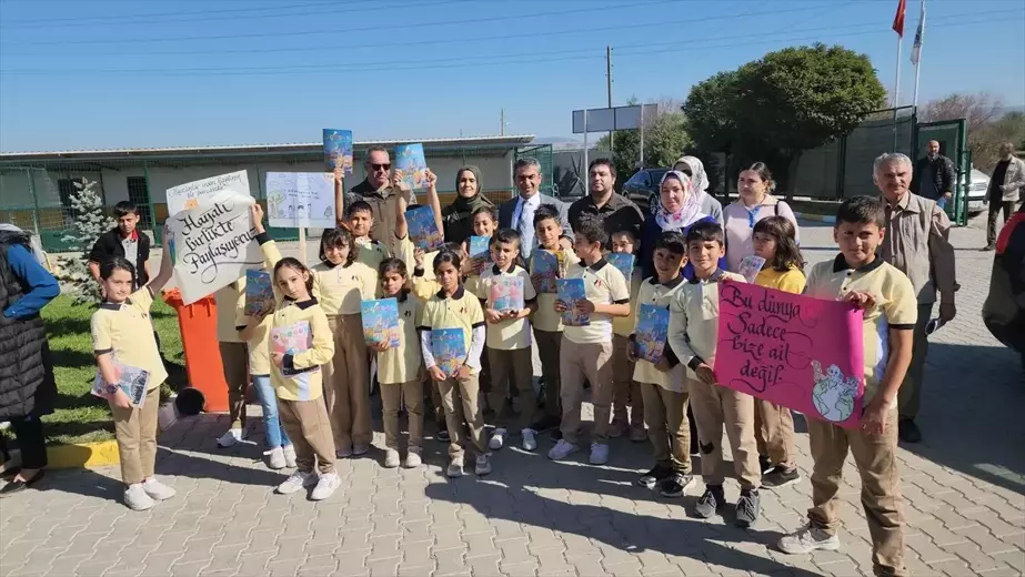 Amasya'da Öğrenciler Dünya Hayvanları Koruma Günü'nde Hayvan Sevgisi Öğreniyor