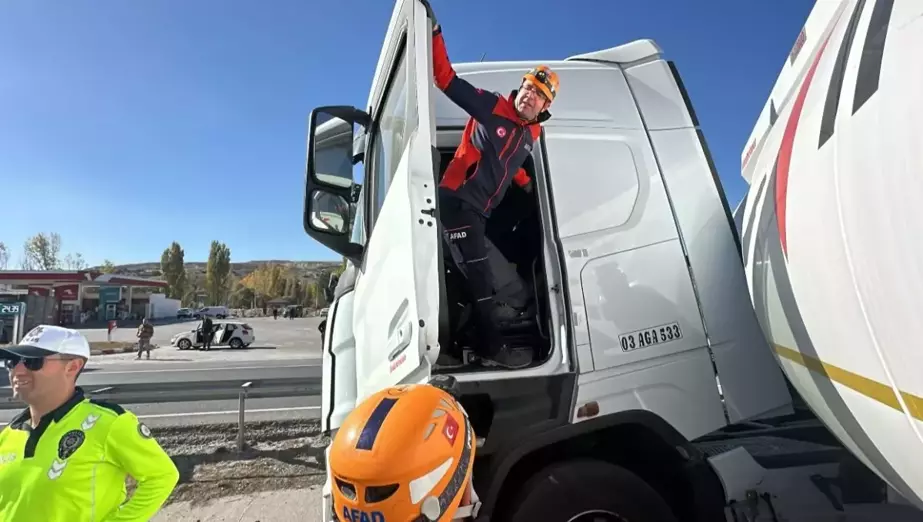 Kütahya'da TIR Kazası: Şoför Yaralandı, Karayolu 1 Saat Kapalı Kaldı