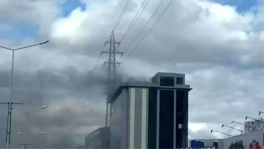 Bahçelievler'de bir özel okulda bilinmeyen bir nedenle yangın çıktı. Olay yerine çok sayıda itfaiye ekibi sevk edildi.