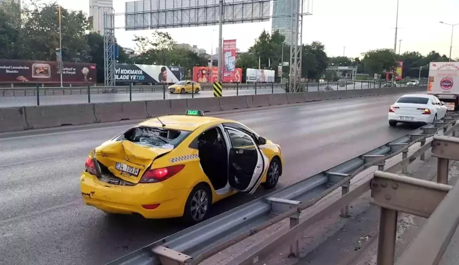 Kadıköy'de Motosikletli Taksiye Çarptı: 2 Yaralı