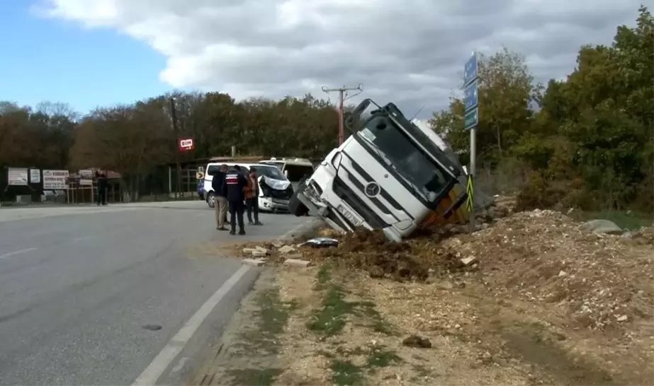 İstanbul'da Minibüse Çarpan Hafriyat Kamyonu Devrildi: 1 Yaralı