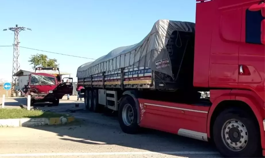 Tekirdağ'da Panelvan Araç Tıra Çarptı: 12 Yaralı