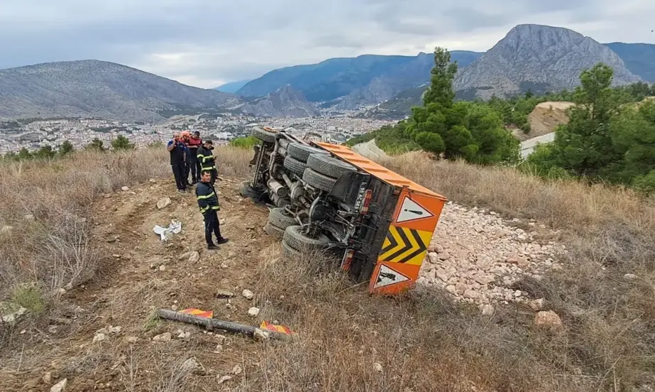 Amasya'da Hafriyat Yüklü Kamyonun Kazası: Şoför Yaralandı