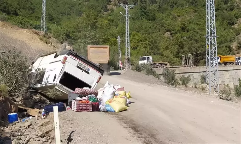 Adana'da Minibüs Devrildi: 4'ü Çocuk 6 Kişi Yaralandı