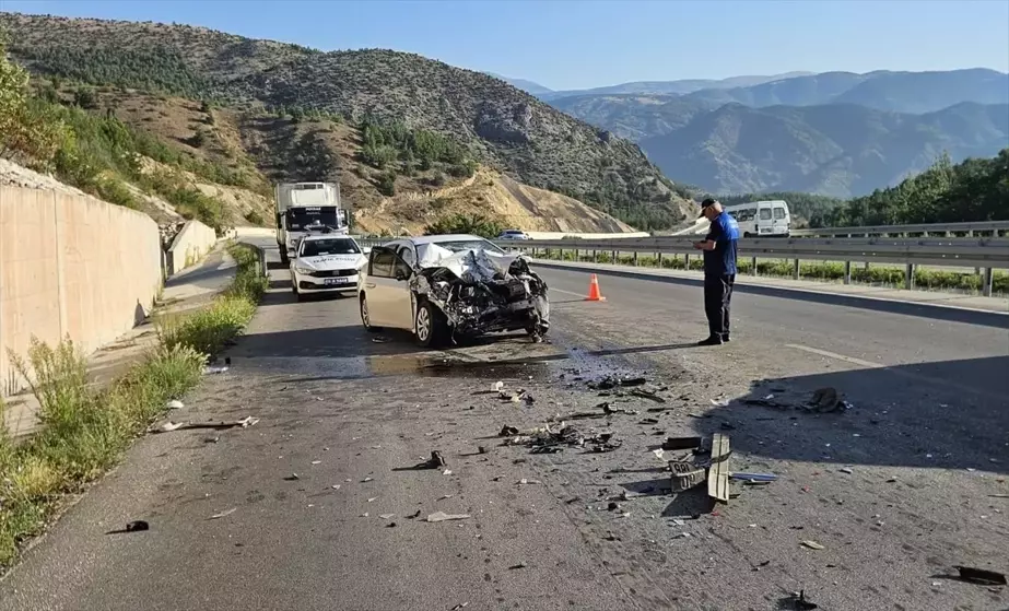 Amasya'da kamyonla otomobilin çarpıştığı kazada 2 kişi yaralandı