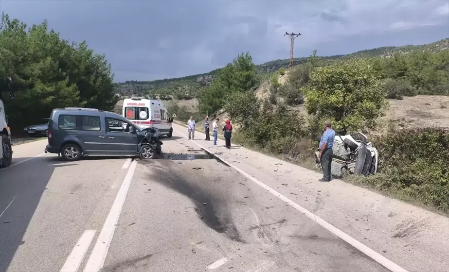 Sinop'un Boyabat ilçesinde üç araç karıştı, sürücüler yaralandı