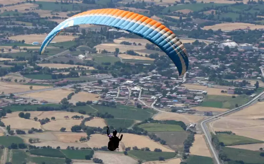 Erzincan'da Orkut Baysal Yamaç Paraşütü Türkiye Şampiyonası'na katılan sporcu mahsur kaldı