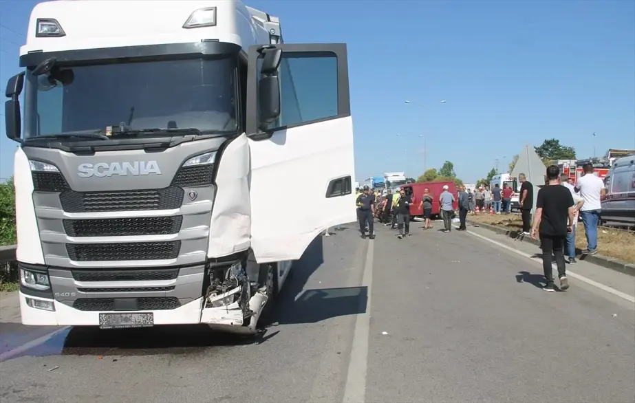 Samsun'da Minibüs ile Tır Çarpıştı: 1 Ölü, 2 Yaralı