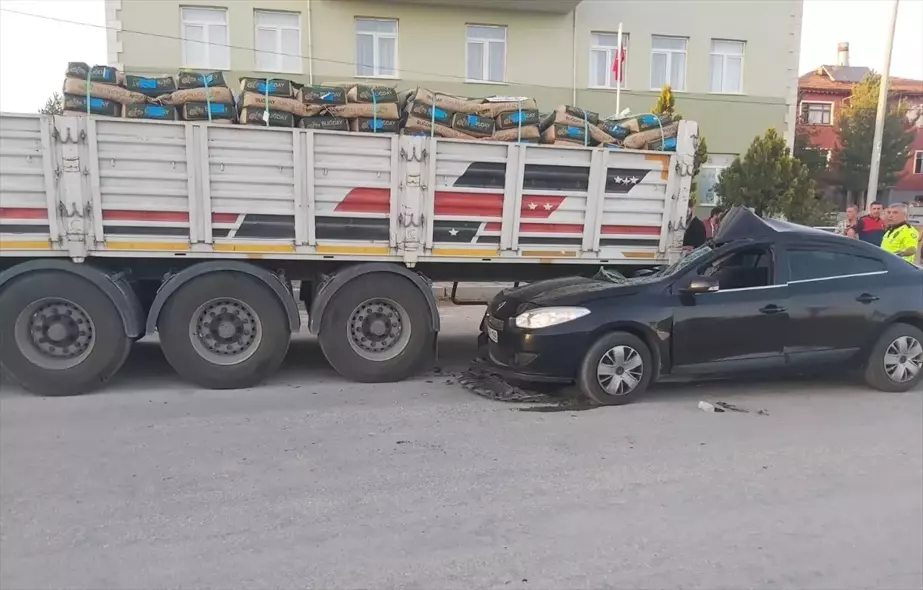 Çorum'da Park Halindeki Tıra Çarpan Otomobilde 4 Kişi Yaralandı