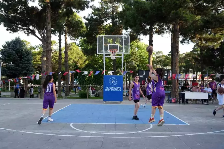 Erzincan'da 4'üncü Sokaklar Bizim 3x3 Basketbol Gençlik Kupası Başladı