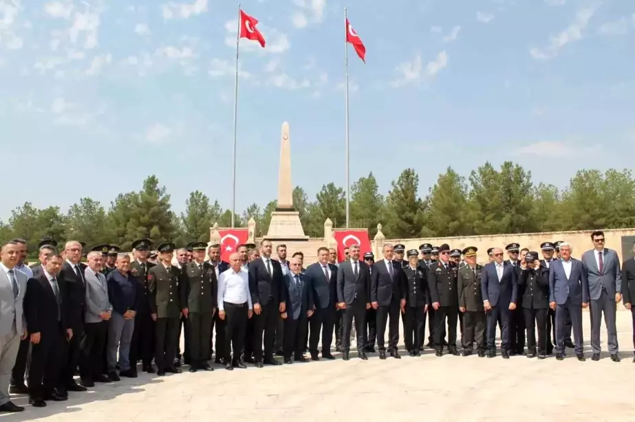 Mardin'de 15 Temmuz Demokrasi ve Milli Birlik Günü etkinlikleri kapsamında Selen Kışlası'ndaki şehitlik ziyaret edildi