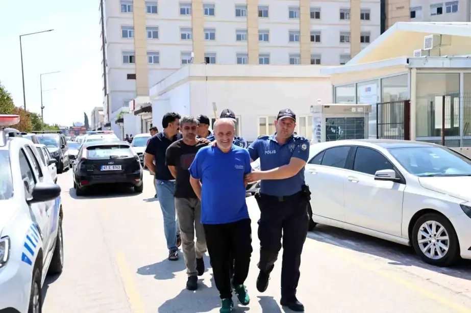 Adana'da çocuk parkında polise taşlı saldırı: 5 kişi tutuklandı