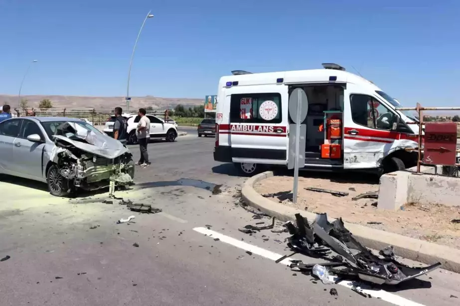 Kayseri'de ambulansla otomobil çarpıştı: 6 yaralı