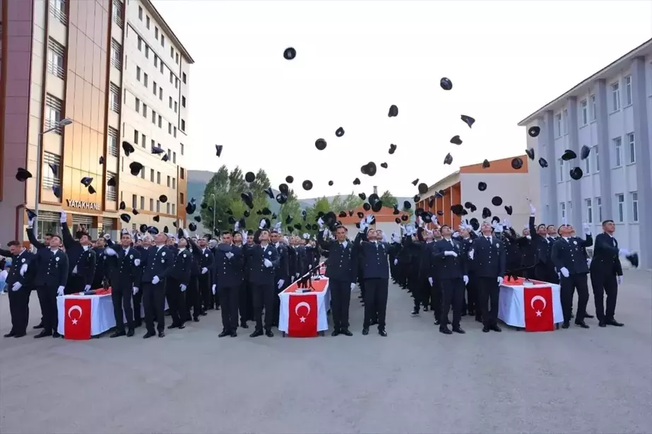 Bayburt Polis Meslek Eğitim Merkezi'nden 171 öğrenci mezun oldu