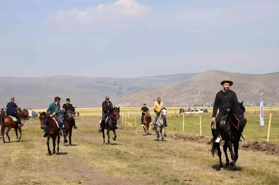 Ardahan'da Yağışlı Hava Nedeniyle At Yarışları Yarıda Kaldı