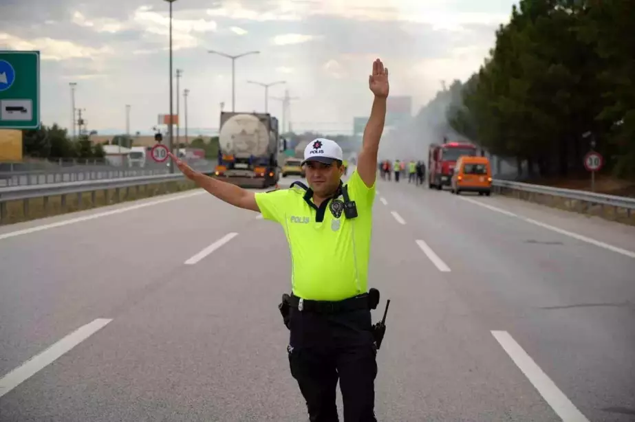 İstanbul-Edirne Otoyolu'ndaki Yangın Trafiği Etkiledi