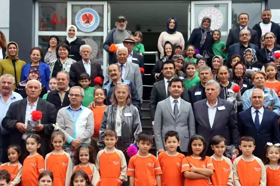 Kayseri'de Öğrencilerden Yaşlılar Günü Etkinliği