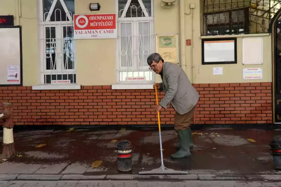 Hapisten Çıktı, Camiye Hizmet Etmeye Başladı