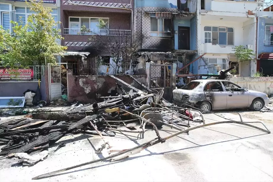 Antakya'da hurda malzemelerin bulunduğu sokakta yangın çıktı