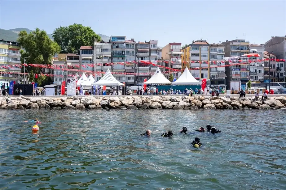 Bursa'da Gemlik İskelesi'nde Deniz Dibi Temizliği Yapıldı