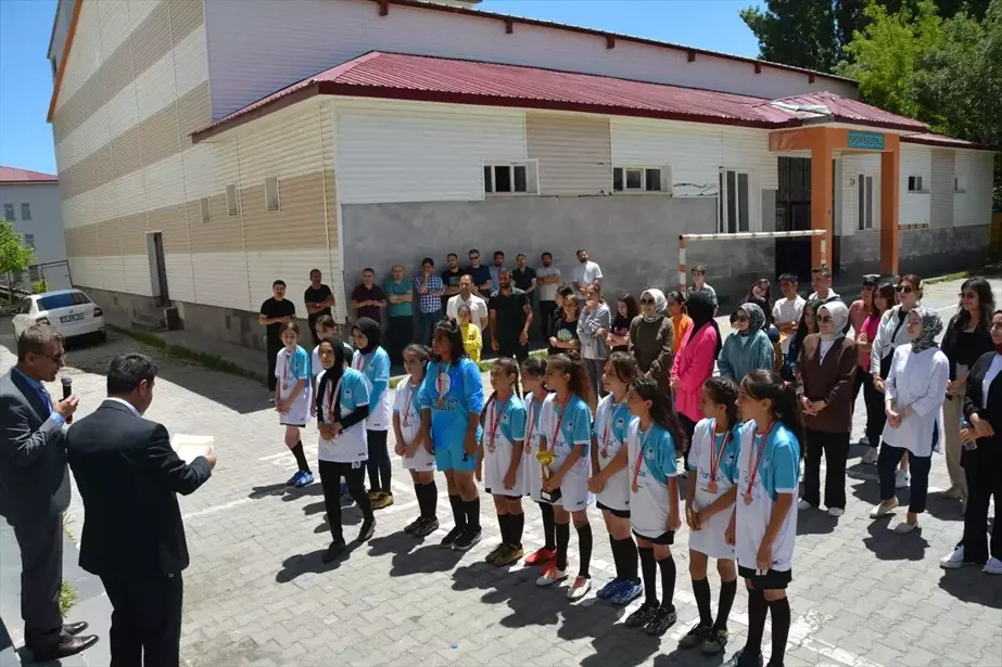 Bitlis Tatvan Tuğ Ortaokulu Kız Futbol Takımı Türkiye Üçüncüsü