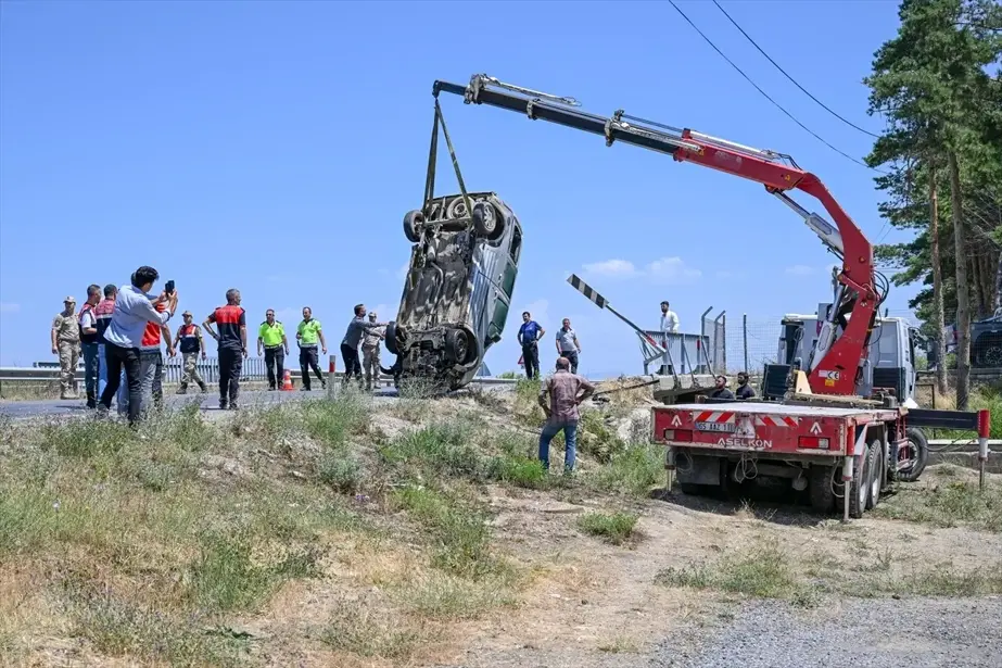 Van'ın Edremit ilçesinde kanala devrilen araçta 2 kişi hayatını kaybetti