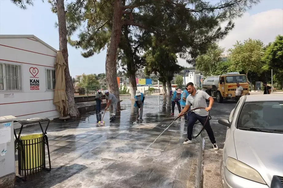 Silifke Belediyesi Sokakları Tazyikli Suyla Temizledi