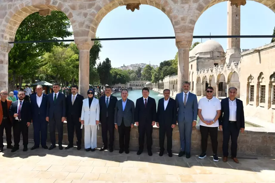 Bakan Tunç, Balıklara Yem Attı