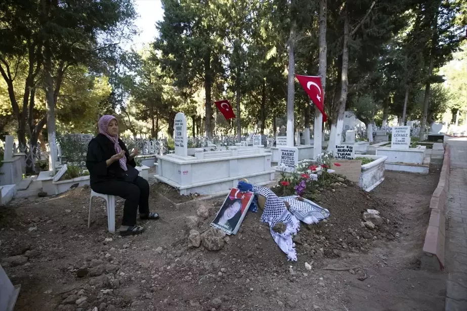 İsrail'in Ateşiyle Hayatını Kaybeden Ayşenur Eygi'nin Mezarı Ziyaret Ediliyor