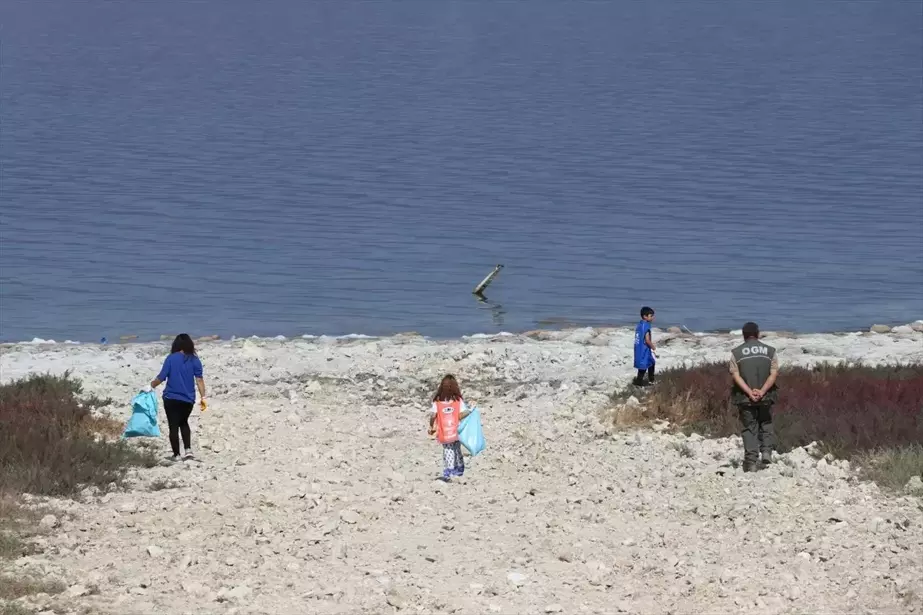 Burdur Gölü Temizlendi: Gönüllüler 40 Torba Çöp Topladı