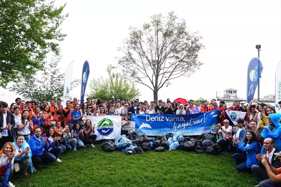 Kadıköy Moda Sahili'nde Kıyı Temizliği Etkinliği