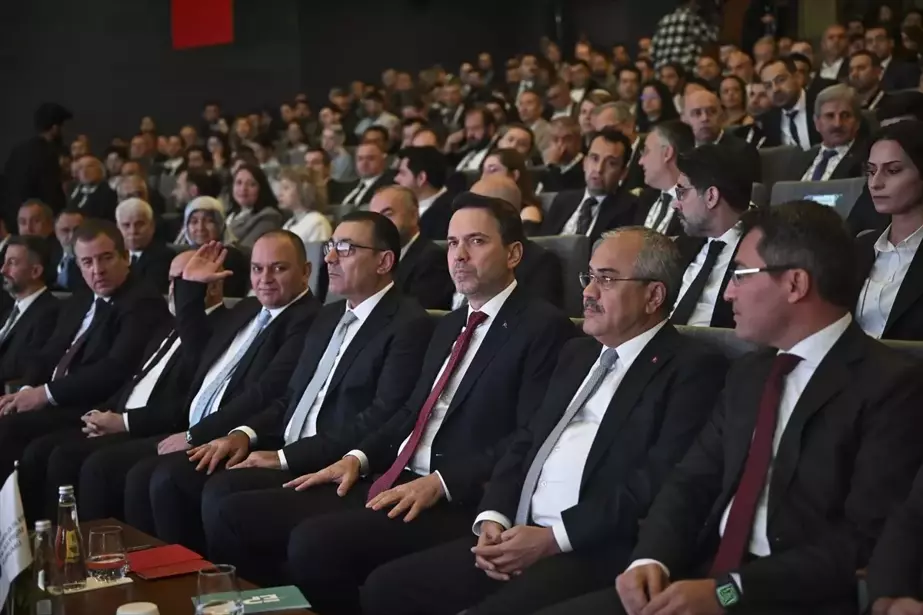 Bakan Bayraktar, yenilenebilir enerjide yıllık 8-10 bin megavat kurulu güç devreye alacak potansiyel olduğunu söyledi