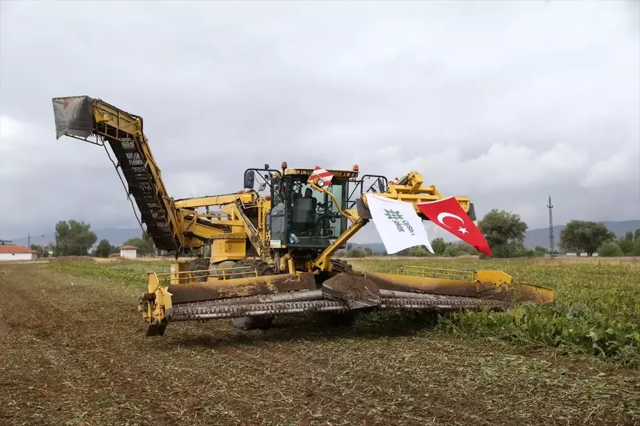 Kayseri Şeker, Çiftçilere Ücretsiz Dev Makinelerle Destek Oluyor