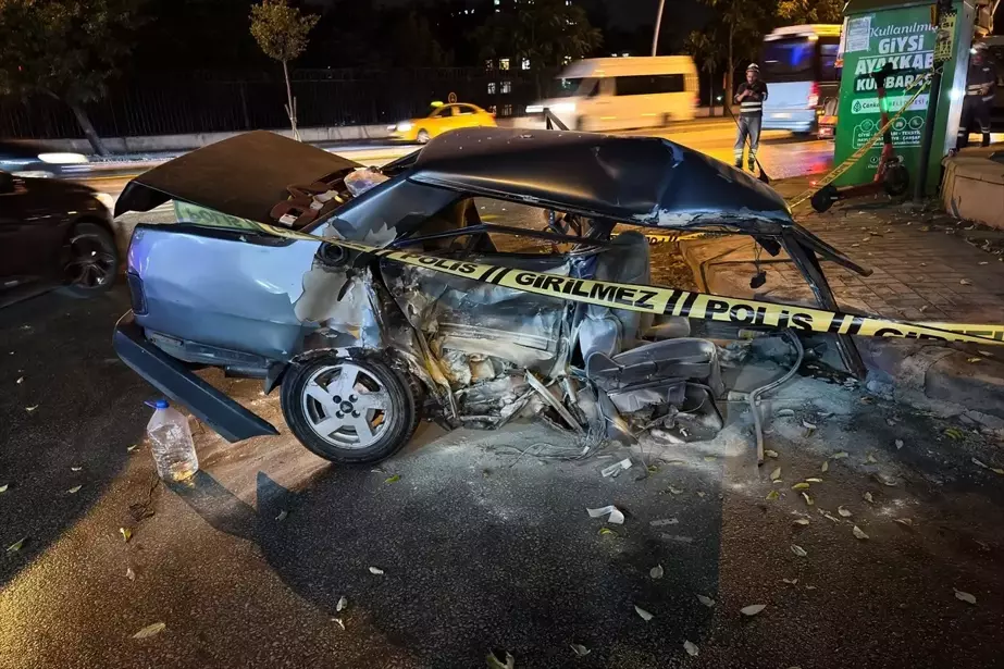 Ankara'da Ağaca Çarpan Otomobilde 2 Yaralı