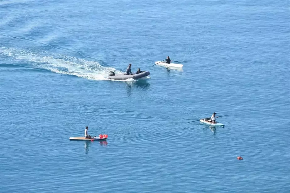 Antalya'da Güneşli Hava Turist ve Sakinleri Sahillere Çekti