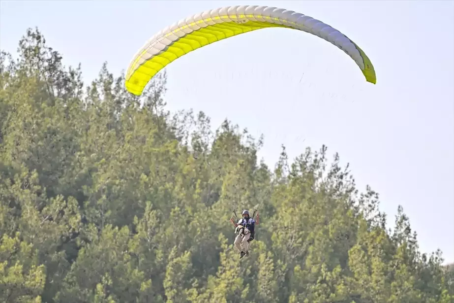 Adana'da 13. Kostümlü Yamaç Paraşütü Festivali Başladı